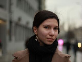 camgirl playing with vibrator KiraReddel