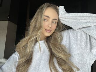 naughty cam girl fingering shaved pussy SaraLinton