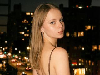 camslut fingering pussy SophiePeachy