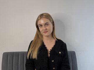 masturbating webcamgirl BellaMonson