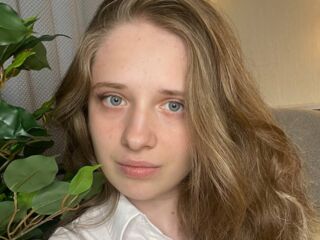 hot cam girl masturbating with vibrator CamillaKelly