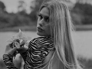naked camgirl gallery CharisseBuonomo