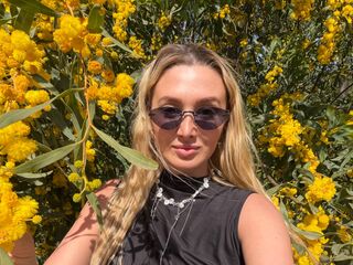 fingering girl cam DelaineClowerd