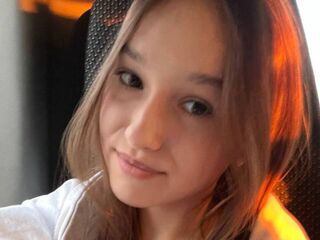 camwhore fingering shaved pussy DelorseDoderer