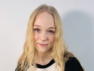 girl fingering shaved pussy KamiMellema