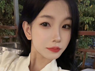 live webcam performer LianaWuy