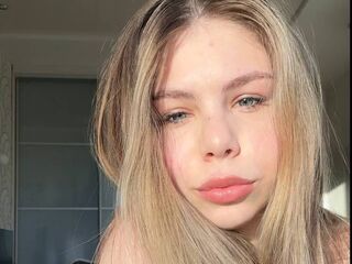 camgirl fingering bald pussy LioraVayne