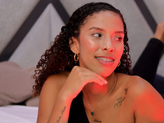 girl showing tits NicoleBakker