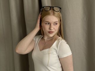 topless webcamgirl NikkiByous