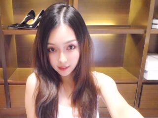 camwhore fingering shaved pussy SakiChann