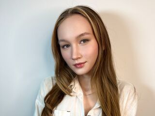 cam girl playing with sextoy SynneFell