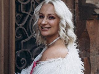 camslut topless WilsonAvery